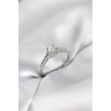 Ett Tek Taş Gümüş Renk Zirkon Taşlı Model Kadın Yüzük