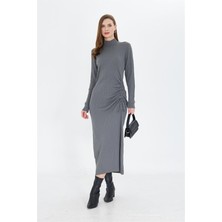 İhraç Pazarı Yandan Büzgülü Yarım Balıkçı Yaka Standart Beden Fitilli Görünümlü Fit Kesim Uzun Elbise