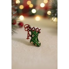 Jaida Moda Kadın Yeşil Çorap Figürlü Yılbaşı Broş – Eğlenceli ve Işıltılı Yeni Yıl Aksesuarı