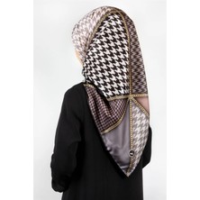 Violla Twil Geometrik ve Kazayak Desenli Bej - Gri Renkli 90X90 Eşarp (Ipek Içermez) Dikim Şekli : El Dikişi