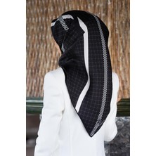 Vissona %100 Twill Ipek Monogram ve Şerit Desenli Siyah - Krem Renkli 90X90 Eşarp Dikim Şekli : El Dikişi