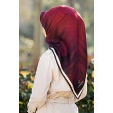 Vissona % 57 Ipek % 43 Viskon Twill Ipek Monogram Desenli Bordo Renkli 90X90 Dikim Şekli : El Dikişi Eşarp