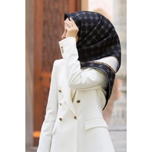 Vissona % 57 Ipek % 43 Viskon  Twill Ipek Zincirli ve Monogram Desenli Siyah - Krem Renkli 90X90 Eşarp Dikim Şekli : El Dikişi