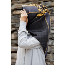 Vissona %100 Twill Ipek Monogram ve Barok Desenli Siyah - Gri Renkli 90X90 Eşarp Dikim Şekli : El Dikişi