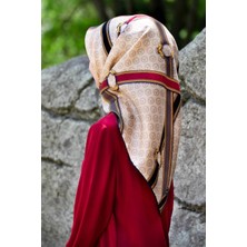 Vissona %100 Twill Ipek Kemerli ve Monogram Desenli Bej - Bordo Renkli 90X90 Eşarp Dikim Şekli : El Dikişi