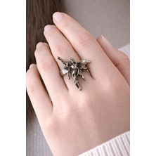 Herşey Nota Kanatlı Kadın Figürlü Ayarlanabilir Gümüş Renk Yüzük – Fantastik Tasarım