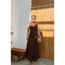 Dip Moda Kadın Kahverengi Kalın Askılı Gold Toka Detaylı Midi Boy Yırtmaçlı Elbise