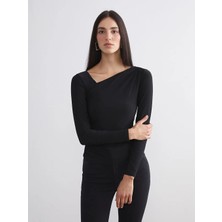 LC Waikiki Siyah Asimetrik Yaka Büzgülü Bluz