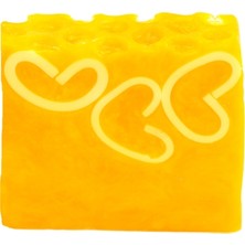 Bomb Cosmetics Honey Bee Good 100 gr Sabun Dilimi Canlandırıcı Sedir Ağacı ve Adaçayı Yağı Özlü