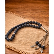 Sufi Tesbih Esans Ve Hediyelik Doğal Lav Taşı Tesbih 33’lü – Mat Siyah Volkanik Doğal Taş, Metal Püsküllü Şık Tasarım Erkek Tesbih