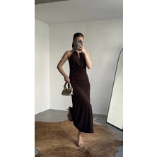 Asfa Moda Kadın Kahverengi Halter Yaka Gold Aksesuarlı Maxi Uzun Boy Abiye Elbise Drapeli Sırt Dekolteli