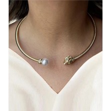 Caş Dekorasyon Altın Renk Aslan Figürlü Incili Metal Choker Kolye