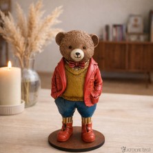 Atölye İzgi Kırmızı Ceketli Ayıcık Biblo El Boyaması Dekor Figürü 15 cm