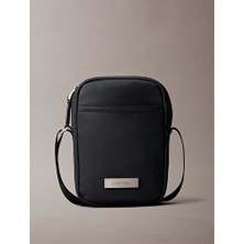 Calvin Klein Sleek Slim Erkek Omuz Çantası Şık Görünüm ve Ergonomik Tasarım ile Siyah