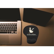 🪿 Dokunma… – Bıçaklı Kaz Tasarımlı Jel Mouse Pad (Bilek Destekli)
