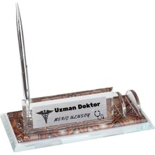 Hediye Vakti Doktorlara Özel Kişiye Özel Cam Masa Üstü Isimlik – Kalemlik ve Kartvizitlikli Doktor Masa Isimliği