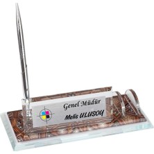 Hediye Vakti Kurumsal Logolu Kişiye Özel Cam Masa Üstü Isimlik – Kalemlik ve Kartvizitlikli Premium Ofis Isimliği