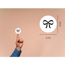 Casalinghi Siyah Renk Ince Fiyonk Etiketi Fiyonk Baskılı Yuvarlak Mat Çıkartma Hediyelik 3 cm (95 Adet)