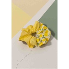 Pirene Arts Lemon Mix Scrunchie Saç Tokası – Limon Desenli Sarı Poplin Kumaş El Yapımı Toka
