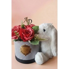 Kişiye Özel Harfli Dekoratif Kırmızı Yapay Güller ve Peluş Tavşanlı Şık Hediye Buketi