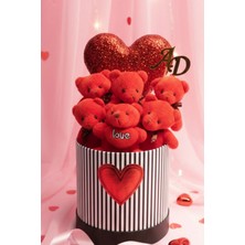 Kişiye Özel Harfli Premium Çizgili Silindir Kutuda Kırmızı Peluş Ayıcık Buketi- Işıltılı Büyük Kalp