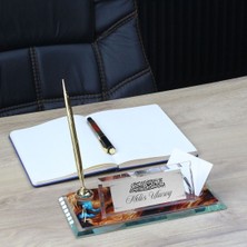 Hediye Vakti Besmele Tasarımlı Kişiye Özel Kristal Saatli Masa Üstü Isimlik – Kalemli & Kartvizitlikli Islami Ofis Isimliği