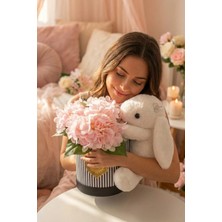 Işıltılı Taçlı Peluş Tavşan ve Pembe Ortancalı "love" Tasarımlı Silindir Hediye Kutusu