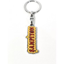 Moncuk Design Şampiyon Yazılı Sarı Kırmızı Metal Anahtarlık – Enerjik Tasarım ve Güçlü Duruşun Eğlenceli Ifadesi