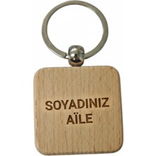 Kişiye Özel Kare Ahşap Anahtarlık – Soyad ve Ailesi Yazılı Lazer Gravür Anahtarlık – Özel Tasarım Aile Hediyesi