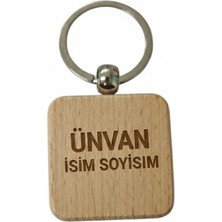 Kişiye Özel Kare Ahşap Anahtarlık – Ünvan, Isim Soyisim Yazılı Lazer Gravür Anahtarlık – Kurumsal & Özel Tasarım