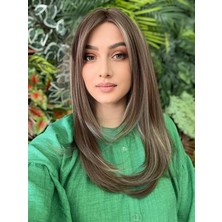 Aura Peruk Işıltılı Koyu Kumral Renkte Düz Perçemli Orta  Boy Modelimiz