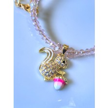 Kolye – Sincap Figürlü, Toz Pembe Kristal, Inci Boncuklu, Zirkon Uçlu – Thinblack