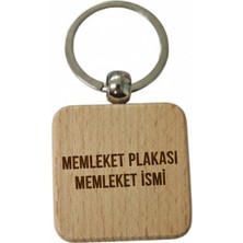 Kişiye Özel Kare Ahşap Anahtarlık – Memleket ve Plaka Yazılı Lazer Gravür Anahtarlık – Özel Tasarım Anlamlı Hediye