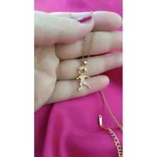 Shop Futbolcu Çocuk Figürlü Altın Renk Çelik Kolye – Taşlı Şık ve Anlamlı Kadın Kolye