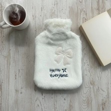 Aylina Mey Ithalat® Hello Everyone Yazılı Kurdeleli Beyaz Peluş Sıcak Su Torbası 1 Lt – Yumuşak Kılıf, Uzun Süre Sıcak Tutan Termal Su Torbası