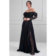 By Saygı Kadın Kayık Drapeli Yaka Astarlı Dantel Detaylı Geniş Beden Aralıklı Uzun Saten Elbise