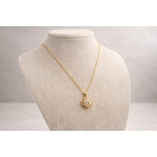 Altın Renk Çiçek Figürlü Taşlı Çelik Kolye