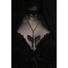 Herşey Nota Kuru Kafa Detaylı Haç Kolye – Kırmızı Kanat Figürlü Antik Gümüş Zincirli