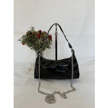 Melecco Siyah Rugan Zincir Askılı Kadın Omuz Çantası – Zımbalı Y2K Baget Model