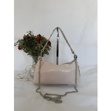 Melecco Krem Rugan Zincir Askılı Kadın Omuz Çantası – Zımbalı Y2K Baget Model