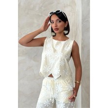 Caddebostan Moda Nakışlı Kolsuz Bluz Çiçek Desenli Fisto Detaylı Şık Yazlık Bluz