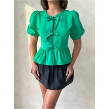 Caddebostan Moda Kadın Önden Üç Fiyonk Bağlamalı Poplin Bluz Balon Kol Volanlı Crop Bluz