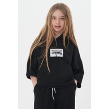 Haykids Kız Çocuk Siyah Yazılı Baskılı Kısa Kollu Kapüşonlu Sweatshirt ve Geniş Paça Eşofman Altı Ikili Takım