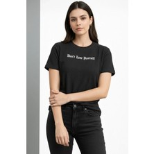 Kadın Wafıl Kumaş Tişört Regular Kalıp Bisiklet Yaka Baskılı Günlük Basic T-Shirt - Siyah