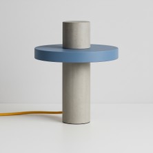 Biton Design El Yapımı Beton Masa Lambası Mavi Diskli Gri Gövde