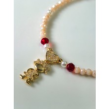 Kolye  Zirkon Taşlı Kalpli Kız Figürlü, Kırmızı Kristal ve Cam Inci Boncuklu – Thinblack