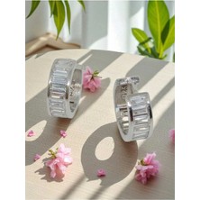 Lunel Silver 925 Ayar Gümüş Baget Taşlı Halka Küpe – Işıltılı ve Şık Tasarım
