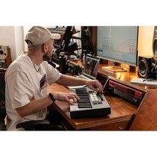 Launchkey 37 [mk4] — Kompakt 37 Tuşlu, Usb, Mıdı Klavye Kontrolörü, Daw Entegrasyonu Ile. Akor Modu, Ölçek Modu, 8 Davul Pedi ve Arpejjatör — Müzik Prodüksiyonu Için Yazılım Paketi Dahil