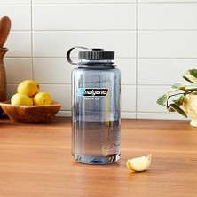 Sustain Tritan Bpa Içermeyen Su Şişesi,%50 Plastik Atıktan, 900 Ml, Geniş Ağız, Gri Siyah Kapaklı