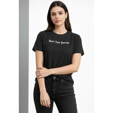 Alfanora Kadın Wafıl Kumaş Tişört Regular Kalıp Bisiklet Yaka Baskılı Günlük Basic T-Shirt - Siyah